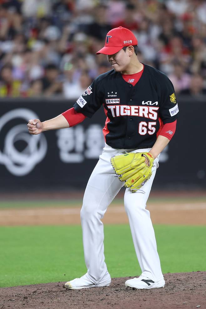 KIA 성영탁이 9일 대전 한화생명 볼파크에서 열린 2026 KBO리그 한화전에서 이닝을 마친 뒤 주먹을 불끈 쥐고 있다. 사진 | KIA 타이거즈