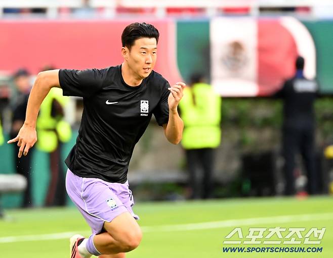 19일(한국시각) 멕시코 과달라하라 사포판의 에스타디오 과달라하라에서 열린 2026 북중미월드컵 대한민국과 멕시코의 경기. 경기 전 손흥민이 웜업을 위해 그라운드로 달려나오고 있다. 사포판(멕시코)=허상욱 기자wook@sportschosun.com/2026.06.19/