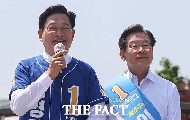송영길 더불어민주당 의원은 20대 대선에서 낙선하며 정치적 위기에 놓였던 이재명 대통령에게 자신의 국회의원 지역구(인천 계양을)를 물려줘 재기를 돕는 등 인연이 남다르다. 사진은 지난 2022년 5월 27일, 송영길 당시 민주당 서울시장 후보(왼쪽)와 인천 계양을 국회의원 후보였던 이 대통령이 김포시 고촌읍 아라 김포여객터미널 아라마린센터 앞 수변광장에서 김포공항 이전 수도권 서부 대개발 정책협약 기자회견을 하고 있는 모습. /국회사진취재단