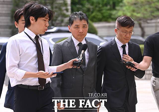 SM엔터테인먼트 시세조종 공모 의혹을 받는 카카오 창업자 김범수 카카오 미래이니셔티브센터장(가운데)이 24일 오후 서울고등법원에서 열린 항소심 1차 공판에 출석하고 있다. /남윤호 기자
