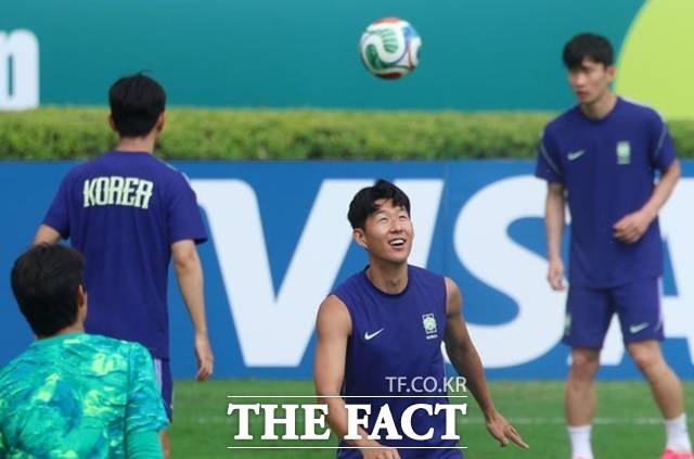 대한민국 축구 대표팀은 오는 25일 오전 10시(한국시간) 멕시코 누에보레온주 과달루페의 몬테레이 스타디움에서 남아프리카공화국과 조별리그 A조 3차전을 치른다. 사진은 축구 국가대표팀 손흥민이 23일(현지 시간) 멕시코 몬테레이 인근 산니콜라스에 위치한 훈련장에서 훈련 중인 모습. /뉴시스