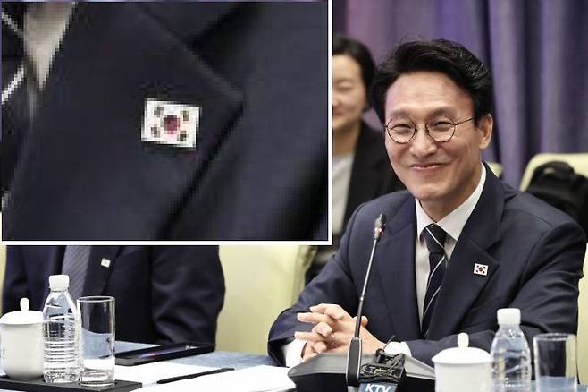 중국을 방문 중인 김민석 국무총리(오른쪽)가 23일 중국 칭화대를 방문해 당서기 및 법학원장과 면담하고 있다. 김 총리는 이 자리에서 태극기 배지를 거꾸로 단 모습이 포착됐다. 연합뉴스