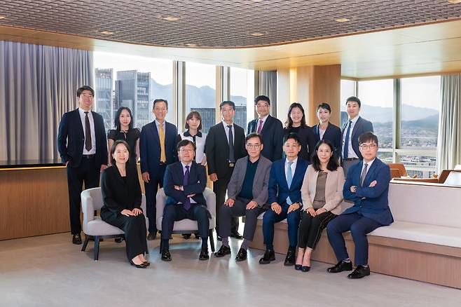 법무법인 세종의 IP그룹은 이공계 출신 전관 변호사와 변리사 출신 변호사들을 주축으로 특허부터 영업비밀까지 지식재산권 전 분야를 다루는 전문 조직이다. 앞줄 왼쪽부터 반시계방향으로 이진희·임보경(그룹장) 변호사, 박교선 대표변호사, 윤주탁·김윤희 변호사, 최재훈 외국변호사, 최지명 수석변리사, 황지원·권이선·정창원·김우균·최자림·임상혁·방세희·송봉주 변호사. /법무법인 세종 제공