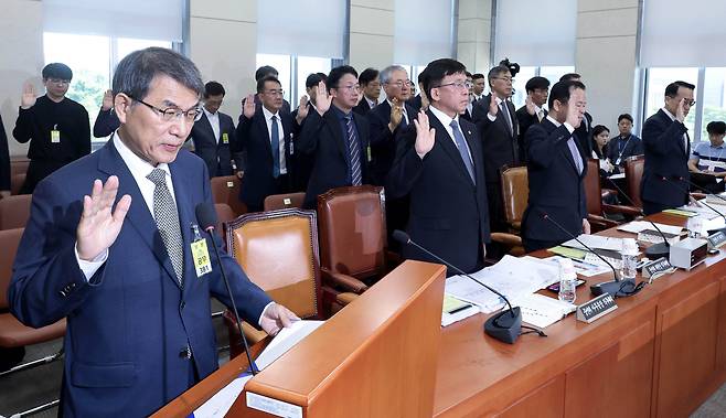 노태악 전 중앙선거관리위원장이 23일 오전 서울 여의도 국회에서 열린 제9회전국동시지방선거투표용지부족 사태 등 국민참정권침해진상규명 및 선거관리개혁을 위한 국정조사 특별위원회에 출석해 선서를 하고 있다. /남강호 기자