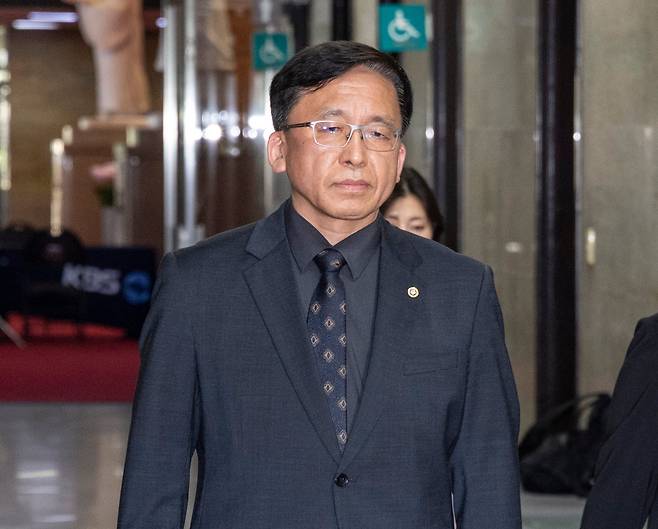 강동완 중앙선거관리위원회 사무총장 직무대리가 지난 18일 국회를 방문해 원내대표실로 향하고 있다. /연합뉴스