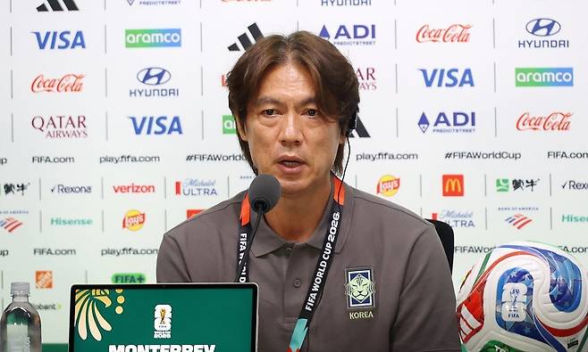 2026 북중미 월드컵에서 남아프리카공화국과 조별리그 3차전을 앞둔 한국 축구국가대표팀의 홍명보 감독이 23일(현지시간) 멕시코 몬테레이 에스타디오 BBVA에서 열린 공식 기자회견에서 질문에 답하고 있다. 연합뉴스