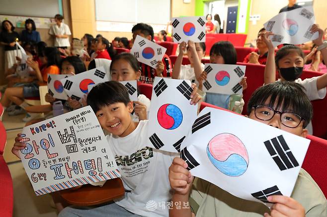 황인범의 모교인 대전문화초 학생들이 지난 19일 2026 북중미 월드컵 대한민국 대표팀의 조별리그 2차전 멕시코와의 경기를 힘차게 응원하고 있다. 김영태 기자