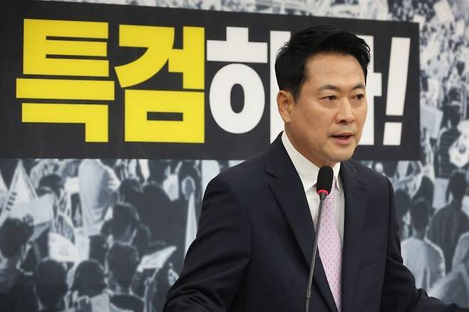 장동혁 국민의힘 대표가 24일 오후 서울 여의도 국회에서 열린 당 현안 관련 기자회견에서 '참정권 수호를 위한 특검'을 촉구하고 있다. ⓒ뉴시스