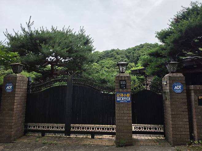 ‘강제수용 절대반대’ 포스터를 걸어둔 송동마을 내 한 주택.ⓒ데일리안 임정희 기자