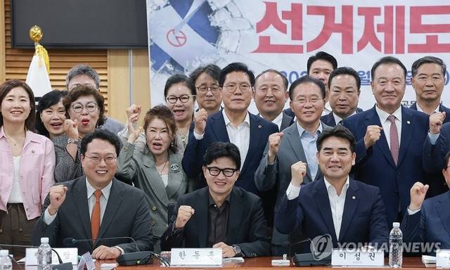 이성권 국민의힘 의원과 범시민사회단체연합이 23일 국회 의원회관에서 연 ‘참정권 피해사태와 선거제도 개혁 국회 토론회’에서 이 의원(앞줄 오른쪽부터), 한동훈 무소속 의원, 천하람 개혁신당 원내대표 등 참석자들이 기념촬영을 하고 있다. 연합뉴스