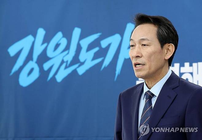 우상호 강원특별자치도지사 당선인의 핵심 공약인 강릉 AI데이터센터가 '변전소'라는 암초를 만났으나 우 당선인은 데이터센터 전담 TF를 통해 정면 돌파하겠다는 의지를 보이고 있다. 사진은 우상호 강원도지사 당선인. 연합뉴스