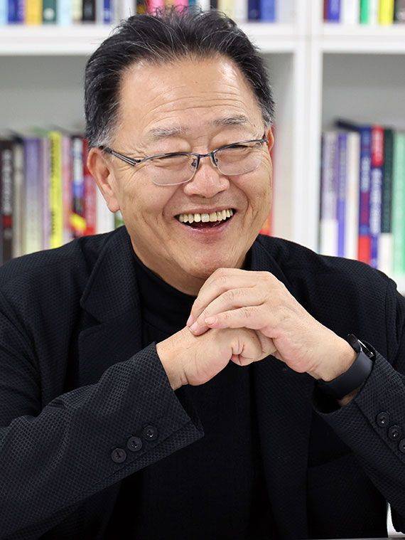 강준영 교수는 지난 10일 서울 서초구 파이낸셜뉴스 본사 회의실에서 가진 인터뷰에서 "대만의 반도체 발전 지원정책은 한국에 비해 속도감 있게 추진되고 있다"면서 "이 같은 속도의 차이는 기술의 차이라기보다는 사회적 합의의 차이"라고 지적했다. 사진=서동일 기자