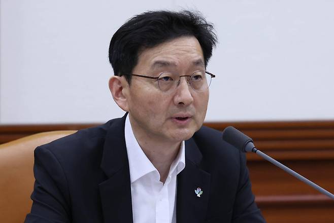윤창렬 국무조정실장이 24일 오후 서울 종로구 정부서울청사에서 마약류 대책 협의회 회의를 주재하고 있다. 뉴시스