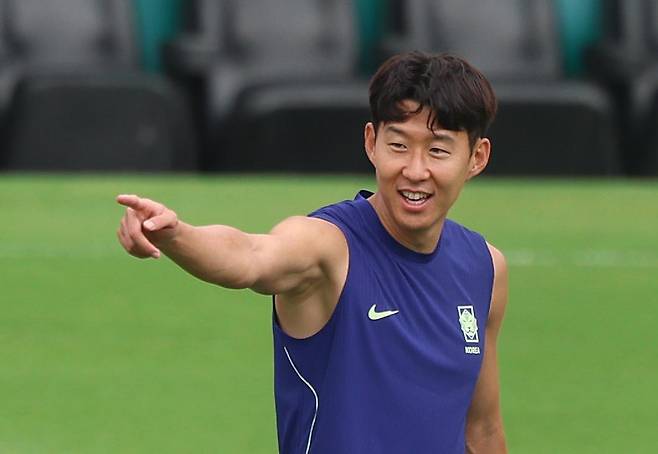 축구 국가대표팀 손흥민이 23일 멕시코 몬테레이 인근 산니콜라스에 위치한 훈련장 에스타디오 우니베르시타리오에서 훈련 중 한 곳을 가리키고 있다. 산니콜라스=뉴시스