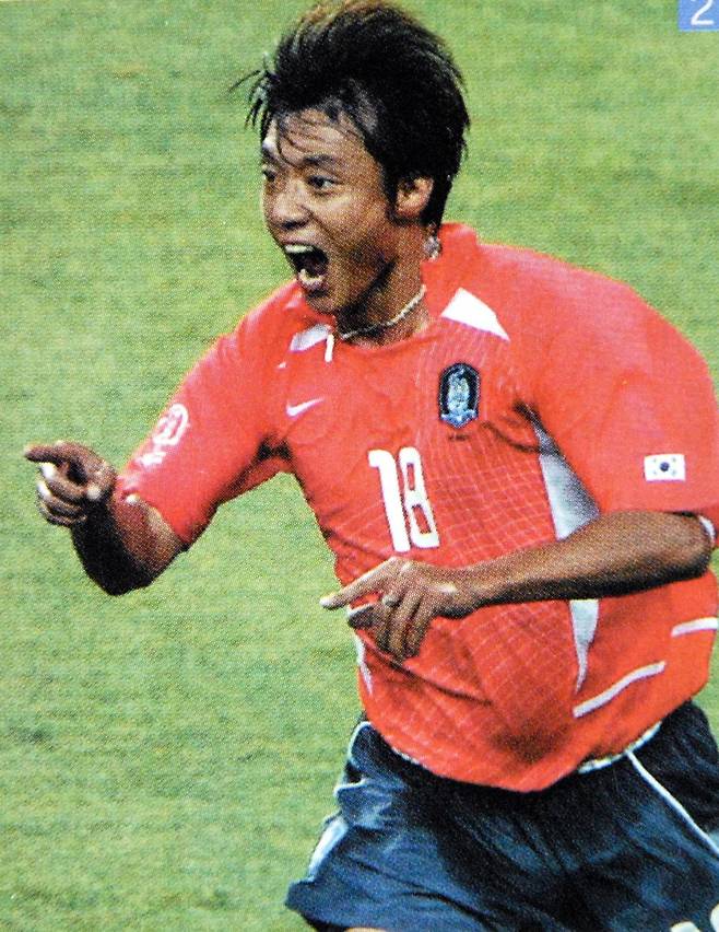 2002년 한일월드컵 폴란드전에서 첫 골을 넣으며 질주하는 황선홍. 황선홍은 한국 축구 역사상 가장 뛰어난 타깃형 스트라이커로 꼽힌다. 한국일보 자료사진