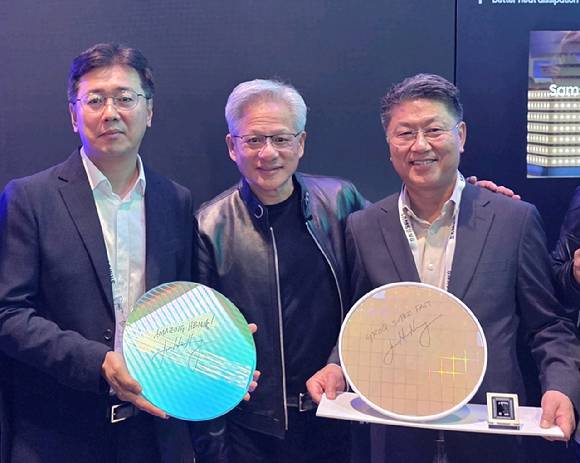 엔비디아 젠슨 황 CEO가 GTC 2026 현장에서 삼성전자 부스를 방문해 기념촬영을 하고 있는 모습. 사진 좌측부터 황상준 메모리개발담당 부사장, 엔비디아 젠슨 황 CEO,  한진만 파운드리 사업부장 사장 [사진=삼성전자]