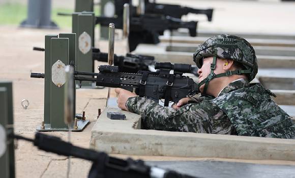 이재명 대통령이 24일 인천시 옹진군 해병대 연평부대에서 K2C1 소총 사격을 하고 있다. 2026.6.24 [청와대통신사진기자단] [사진=연합뉴스]