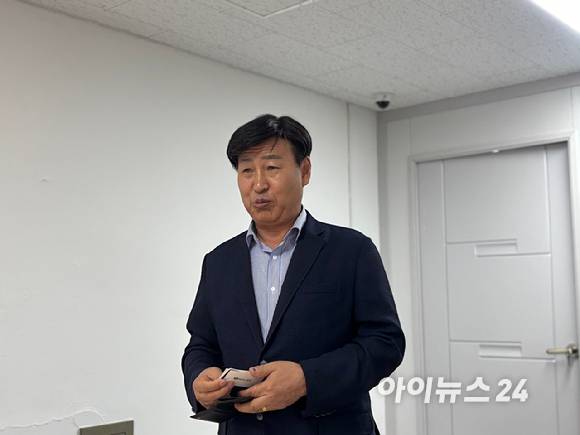 김병우 성수3지구 재개발 조합장이 24일 시공사 선정 현장설명회에서 기자들의 질문에 답하고 있다. [사진=김민지 기자]