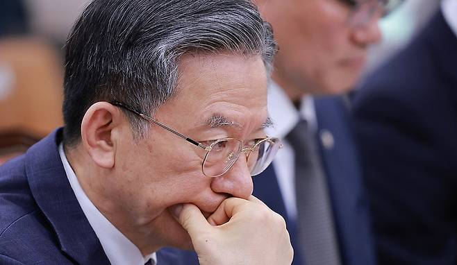지난 4월 28일 국회 윤석열 정권 정치검찰 조작기소 의혹 사건 진상규명 국정조사특별위원회 제11차 전체회의에서 열린 종합 청문회에 정성호 법무부 장관이 증인으로 출석해 턱을 괴고 있다. 2026.4.28 [사진=연합뉴스]