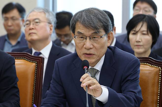 노태악 전 중앙선거관리위원장이 지난 23일 국회에서 열린 투표용지 부족사태 등 국민참정권 침해 진상규명 및 선거관리 개혁을 위한 국정조사 특위 전체회의에 참석, 발언하고 있다. [연합뉴스]