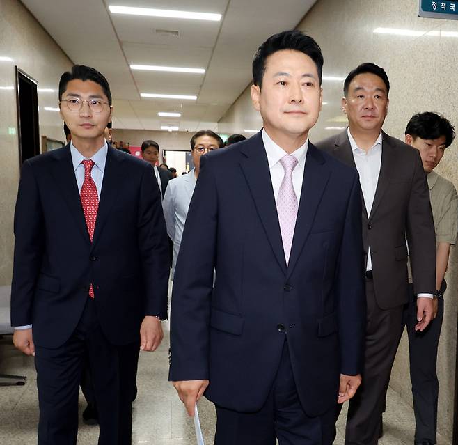 장동혁 국민의힘 대표가 6일만에 업무에 복귀한 가운데 24일 국회 본관을 들어가고 있다. [김재훈 기자]