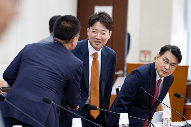 (서울=뉴스1) 유승관 기자 = 이준석 개혁신당 대표와 서범수 국민의힘 간사가 18일 서울 여의도 국회에서 열린 제436회 국회(임시회) 제9회 전국동시지방선거 투표용지 부족사태 등 국민참정권침해 진상규명 및 선거관리개혁을 위한 국정조사특별위원회 제1차 전체회의에서 인사를 나누고 있다. 오른쪽은 윤상현 위원장. 2026.6.18/뉴스1  Copyright (C) 뉴스1. All rights reserved. 무단 전재 및 재배포,  AI학습 이용 금지. /사진=(서울=뉴스1) 유승관 기자