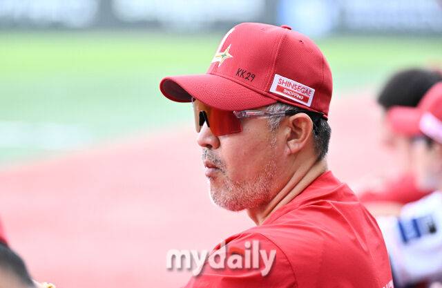 18일 오후 인천 SSG랜더스필드에서 진행된 '2026 프로야구 KBO리그' SSG랜더스와 롯데자이언츠의 경기. SSG 이숭용 감독이 경기를 지켜보고 있다./마이데일리