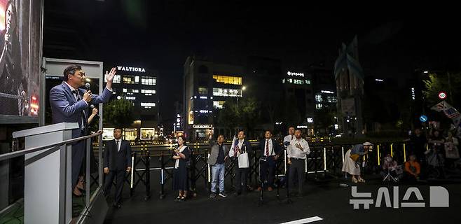 [서울=뉴시스] 정병혁 기자 = 모스 탄 미국 리버티대 교수가 지난 10일 서울 송파구 올림픽공원 장미광장 앞에서 열린 자유와혁신 6.3 부정선거 대국민 보고대회에서 발언하고 있는 모습. 2026.06.10. jhope@newsis.com