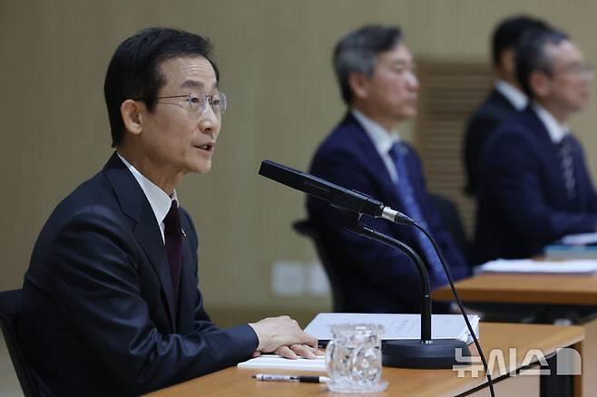 [서울=뉴시스] 조성우 기자 = 김호철 감사원장이 24일 서울 종로구 감사원에서 열린 기자간담회에서 취재진 질문에 답변하고 있다. 2026.06.24. xconfind@newsis.com
