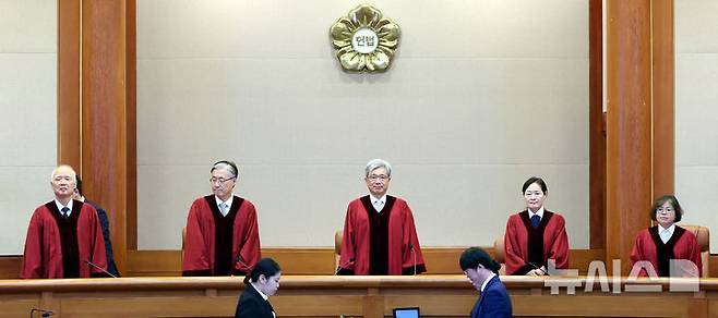 [서울=뉴시스] 박영태 기자 = 김상환 헌법재판소장과 재판관들이 24일 오후 서울 종로구 헌법재판소 대심판정에서 열린 6월 심판사건 선고에 참석하고 있다. 2026.06.24. since1999@newsis.com