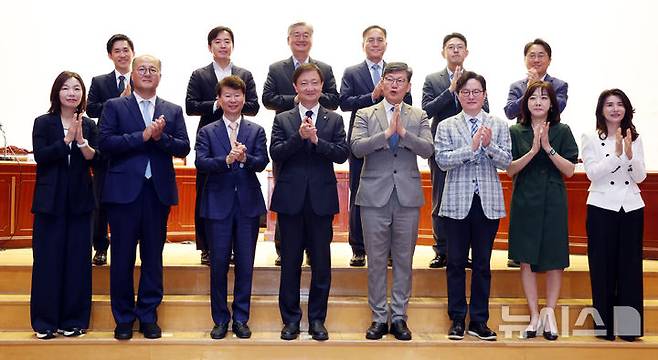 [서울=뉴시스] 박영태 기자 = 24일 오전 서울 여의도 금융감독원에서 열린 회계 심사·감리제도 개선방향에 관한 연구 세미나에서 이찬진 금융감독원장과 참석자들이 기념촬영을 하고 있다. 2026.06.24. since1999@newsis.com