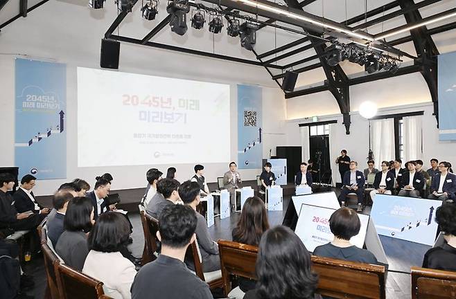 [서울=뉴시스] 박홍근 기획예산처 장관이 24일 오후 서울 중구 정동 1928 아트 센터에서 열린 '중장기 국가발전전략 타운홀 미팅'에 참석해 발언하고 있다. (사진=기획예산처 제공) 2026.06.24. photo@newsis.com *재판매 및 DB 금지