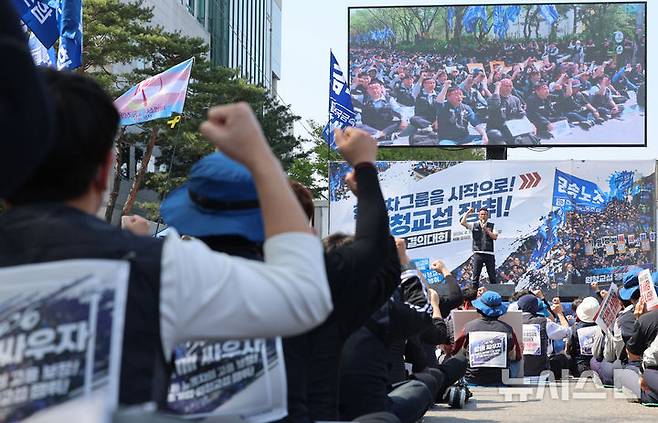 [서울=뉴시스] 권창회 기자 = 박상만 금속노조 위원장이 15일 서울 서초구 현대차그룹 본사 인근에서 열린 현대차그룹 원청교섭 쟁취 금속노조 결의대회에서 대회사를 하고 있다. 2026.04.15. kch0523@newsis.com