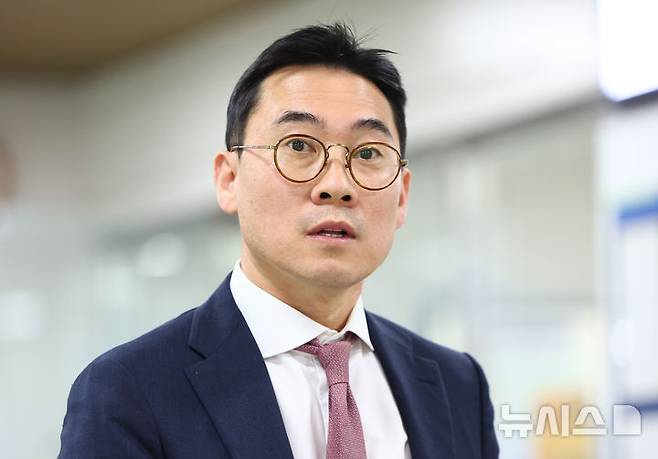 [서울=뉴시스] 황준선 기자 = 김건희 여사와의 친분을 내세워 투자금을 유치받았다는 이른바 '집사게이트' 의혹을 받는 조영탁 IMS모빌리티 대표가 6일 서울 서초구 서울중앙지방법원에서 열린 9차 공판에 출석하고 있다. 2026.05.06. hwang@newsis.com
