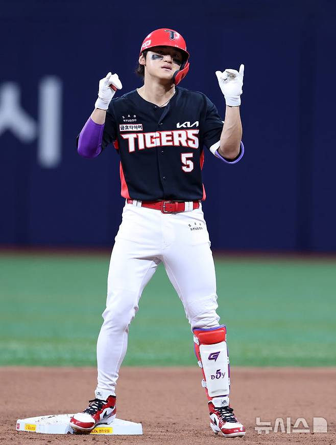 [서울=뉴시스] 이영환 기자 = 26일 오후 서울 구로구 고척스카이돔에서 열린 2026 프로야구 KIA 타이거즈와 키움 히어로즈의 경기, 7회초 2사 만루에서 KIA 김도영이 싹쓸이 2루타를 날리고 있다. 2026.05.26. 20hwan@newsis.com