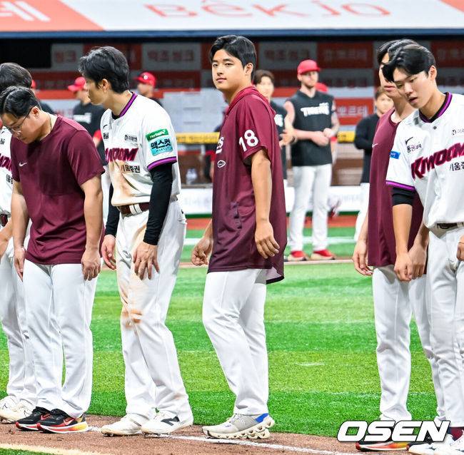 [OSEN=고척, 민경훈 기자] 23일 서울 고척스카이돔에서 2026 신한 SOL Bank KBO리그 키움 히어로즈와 KIA 타이거즈의 경기가 열렸다.이 경기에서 KIA는 키움을 7-3으로 승리하고 2연승을 달성했다.&nbsp;KIA 선발투수 애덤 올러는 6이닝 4피안타 1볼넷 1사구 6탈삼진 1실점 호투로 시즌 8승을 수확했다. 키움은 7연패에 빠졌다.경기를 마치고 패전투수가 된 키움 박준현이 아쉬워하고 있다. 2026.06.23 / rumi@osen.co.kr
