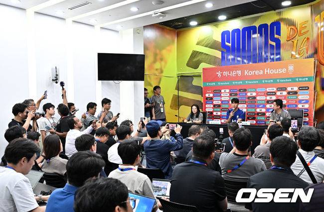 [OSEN=몬테레이(멕시코), 이대선 기자] 23일(한국시간) 멕시코 몬테레이에 위치한 에스타디오 유니버시타리오에서 대한민국 축구 대표팀 이한범의 인터뷰가 진행됐다.대한민국 축구대표팀은 오는 25일 오전 10시 멕시코 몬테레이 스타디움에서 남아프리카공화국을 상대로 2026 국제축구연맹(FIFA) 북중미 월드컵 조별리그 A조 최종 3차전을 치른다. 대한민국 이한범이 인터뷰를 하고 있다. 20206.06.23 /sunday@osen.co.kr