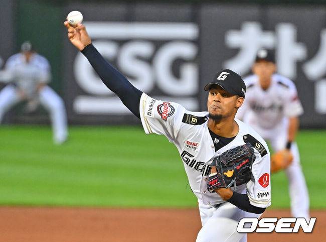 [OSEN=부산, 이석우 기자] 24일 부산 사직야구장에서 2026 신한 SOL KBO 리그 롯데 자이언츠와 NC 다이노스의 경기가 열렸다. 홈팀 롯데는 로드리게스가, 방문팀 NC는 테일러가 선발 출전했다.롯데 자이언츠 선발 투수 로드리게스가 역투하고 있다. 2026.06.24 / foto0307@osen.co.kr
