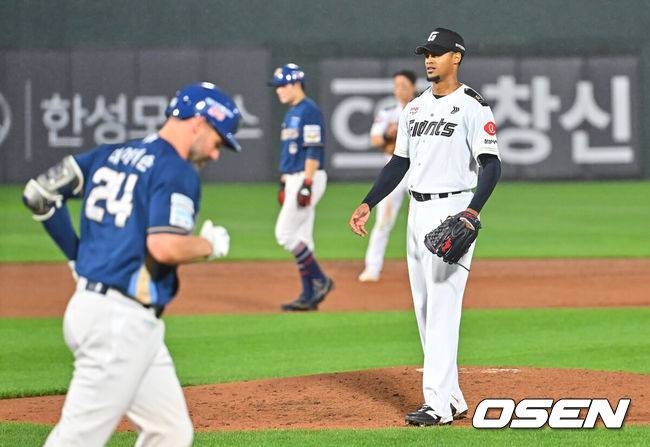 [OSEN=부산, 이석우 기자] 24일 부산 사직야구장에서 2026 신한 SOL KBO 리그 롯데 자이언츠와 NC 다이노스의 경기가 열렸다. 홈팀 롯데는 로드리게스가, 방문팀 NC는 테일러가 선발 출전했다.롯데 자이언츠 선발 투수 로드리게스가 5회초 2사 만루 NC 다이노스 데이비슨에게 몸에 맞는 볼을 던져 1실점한 후 아쉬워하고 있다. 2026.06.24 / foto0307@osen.co.kr