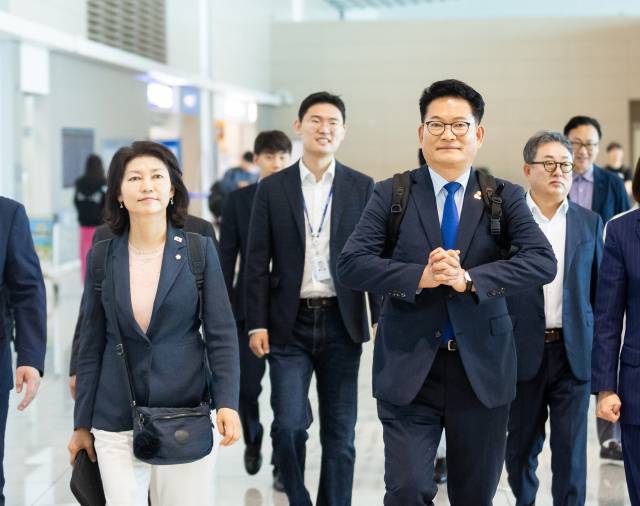 ▲더불어민주당 송영길 의원이 조정식 국회의장 특사 자격으로 인천공항을 통해 출국하고 있다. 특사단 단장을 맡은 송 의원은 SNS에 "한미동맹과 한반도 평화를 위한 방미 일정에 나섰다"고 밝혔다. ⓒ연합뉴스