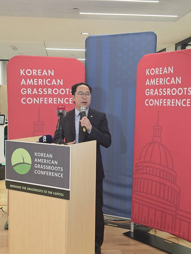 앤디 김 미국 뉴저지 상원의원(민주당)이 23일(현지시간) 미주한인유권자연대(KAGC) 주최 ‘한국계 미국인의 밤’ 행사에서 축사하고 있다. 홍주형 특파원