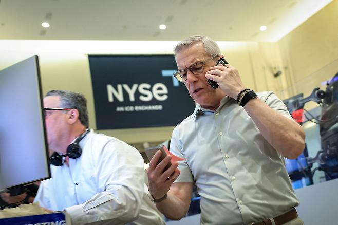 미국 맨해튼 뉴욕증권거래소(NYSE)에서 거래중개인이 주식 화면을 보며 통화하고 있다. 로이터연합뉴스