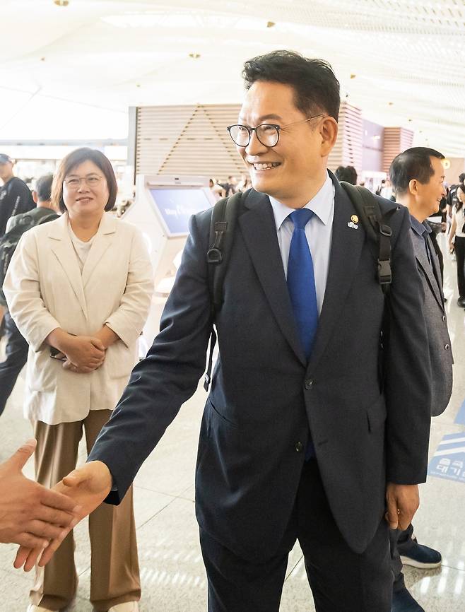 더불어민주당 송영길 의원이 조정식 국회의장 특사 자격으로 인천공항을 통해 출국하고 있다. 송영길 의원실