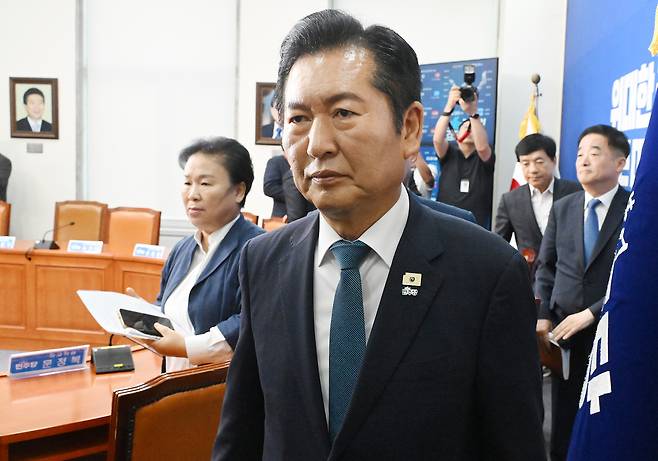 정청래 더불어민주당 대표가 24일 국회에서 열린 최고위원회의에서 대표직 사퇴를 선언한 뒤 회의실을 떠나고 있다. 오승현 기자