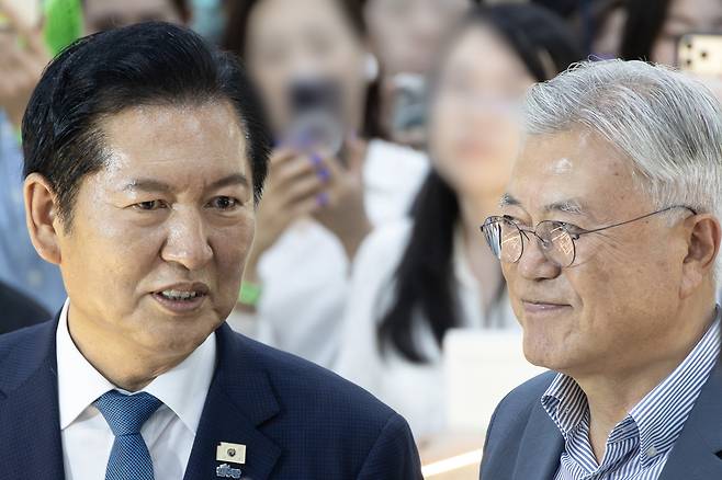 정청래 전 더불어민주당 대표가 24일 서울 강남구 코엑스에서 열린 서울국제도서전에서 문재인 전 대통령과 대화하고 있다. 연합뉴스
