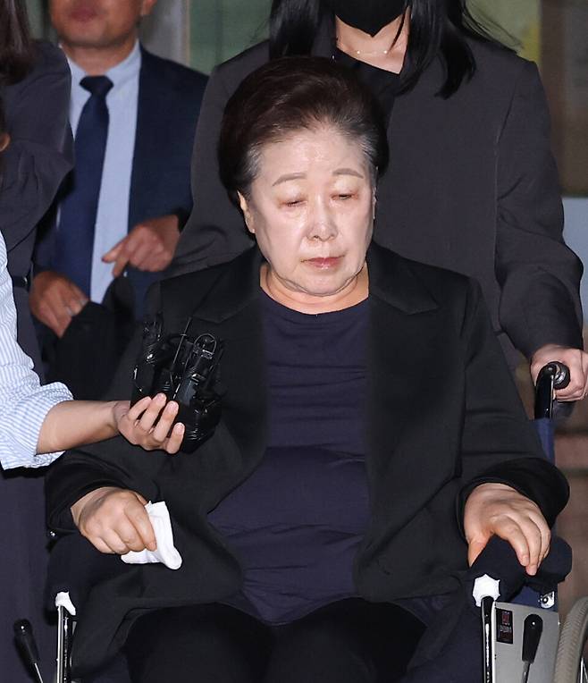 윤석열 정권과의 정교유착 국정농단 의혹을 받는 한학자 통일교 총재가 지난해 9월22일 서울중앙지법에서 구속 전 피의자 심문(영장실질심사)을 마친 뒤 대기 장소인 서울구치소로 향하고 있다. ⓒ시사저널 이종현