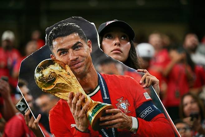 ▲ 2026 FIFA 월드컵 K조 포르투갈 대 우즈베키스탄 경기가 열린 미국 휴스턴에서 한 축구 팬이 포르투갈의 크리스티아누 호날두 사진이 담긴 판지를 들고 경기를 관람하고 있다. ⓒ연합뉴스/EPA
