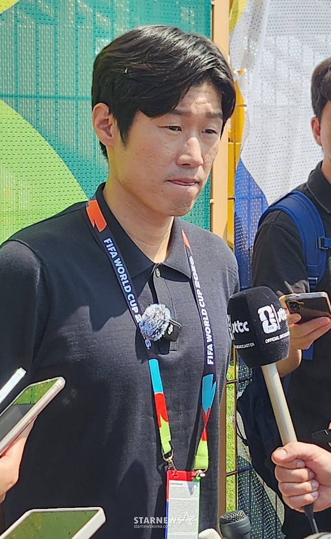 2026 북중미월드컵에 출전한 대한민국 축구 국가대표팀이 남아공전을 하루 앞둔 23일 멕시코 몬테레이 유니버시티 스타티음에서 훈련을 진행했다.  박지성 해설위원이 취재진과 인터뷰하고 있다. /사진=김진경 대기자