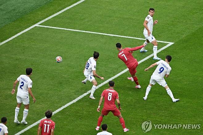 우즈베키스탄과의 경기에서 선제 결승 골 넣는 호날두 [로이터=연합뉴스]