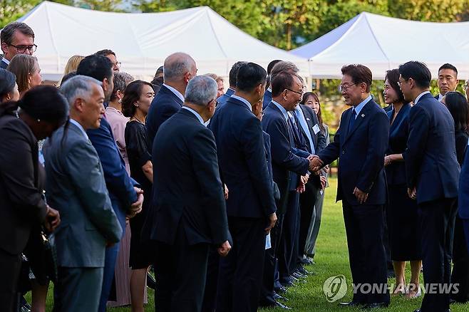 이재명 대통령, 주한외교단 초청 만찬 (서울=연합뉴스) 이재명 대통령이 23일 청와대 녹지원에서 열린 주한외교단 초청 만찬에서 참석자들과 인사하고 있다. 2026.6.23 [청와대 제공. 재판매 및 DB 금지] xyz@yna.co.kr